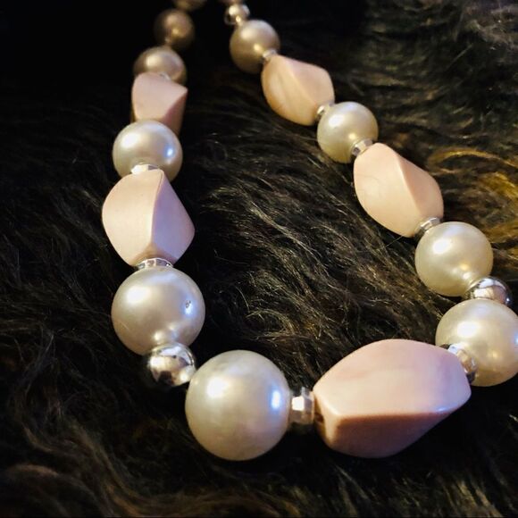 Vintage faux pearl and blush bead necklace. - Picture 4 of 4